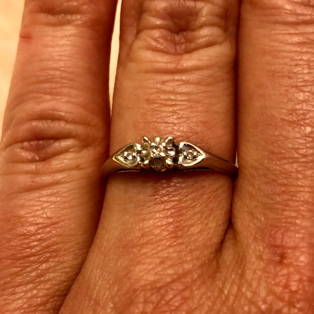 10k White gold and diamond ring